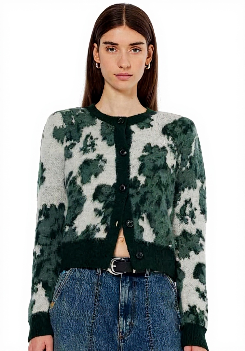 'Cardigan Scotch Soda Jacquard indossato in un contesto urbano'