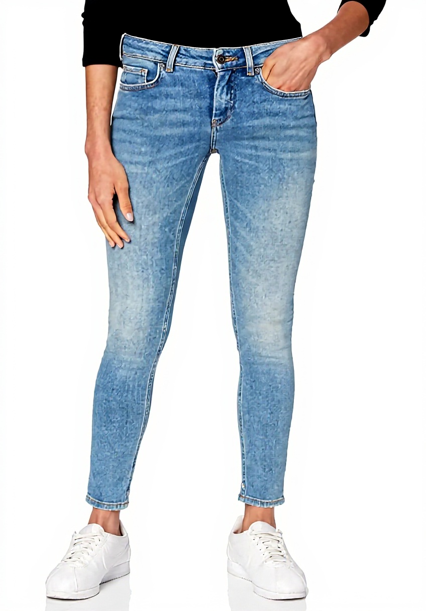 'Jeans Scotch Soda La Bohemienne-Sun Treasure indossati in un contesto urbano'
