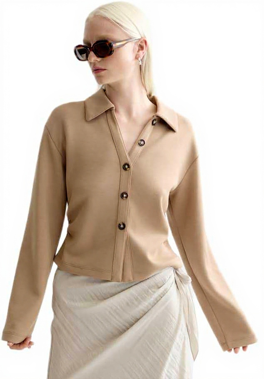 Donna che indossa la camicia Scotch Soda Modal in contesto urbano