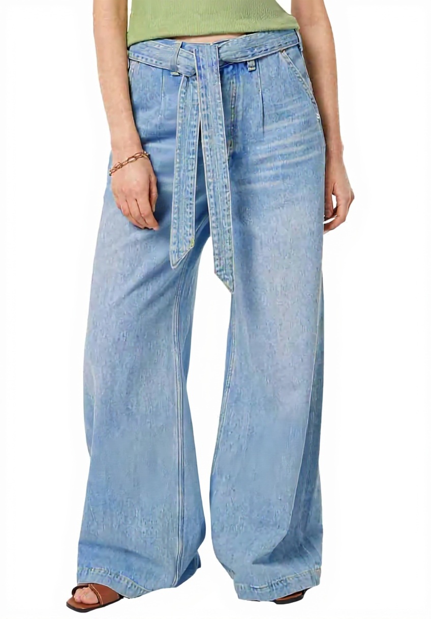 'Scotch Soda The Wave Jeans donna indossati in un contesto urbano'