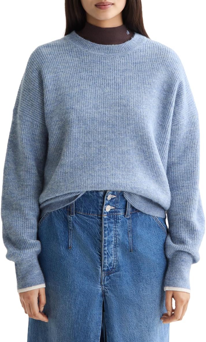 'Maglia donna Mamiye Brothers in denim sbiadito melange indossata in un ambiente casual'
