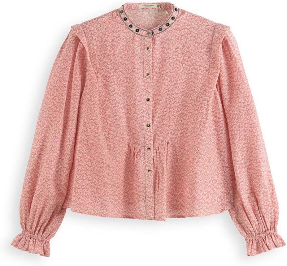 'Donna che indossa il collo rosa Scotch Soda in un ambiente elegante'
