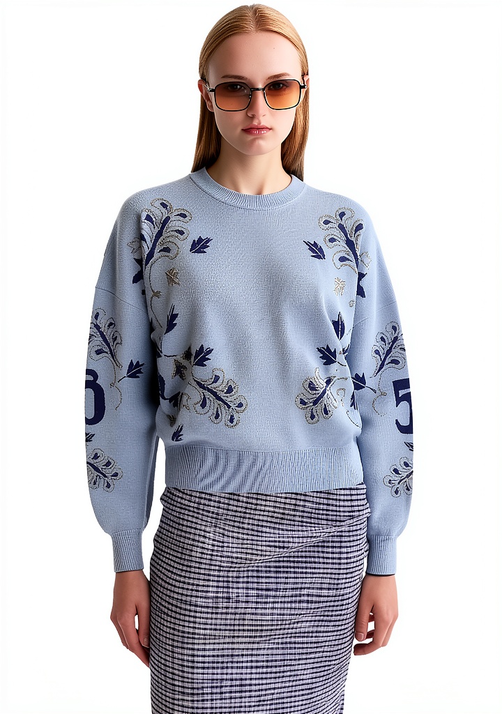 'Maglia donna jacquard foglie indossata in un contesto casual'
