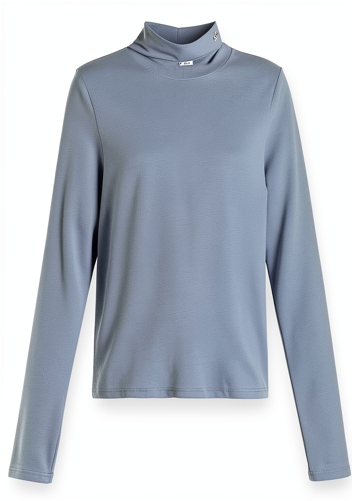 T-shirt Mamiye Brothers in colore Denim Sbiadito indossata in un contesto urbano