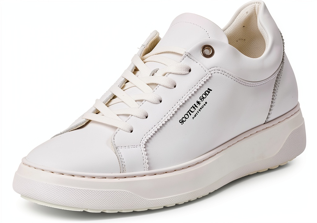 Uomo che indossa le Scotch Soda Duran Sneaker Bianche con jeans e giubbotto in un contesto urbano