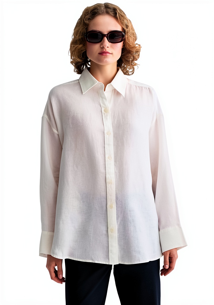 'Maglietta Scotch & Soda in lino indossata in contesto casual'