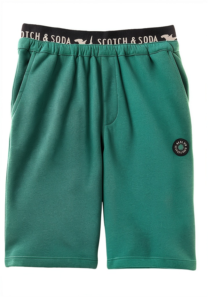 Pantaloncini Scotch Soda in cotone organico indossati da un bambino in un parco