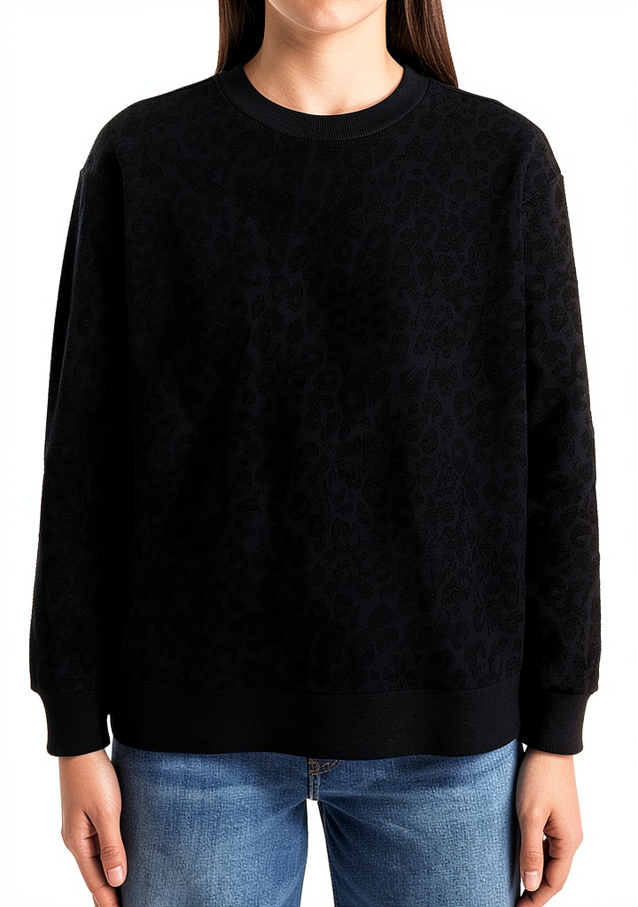 Felpa nera con cappuccio donna Scotch Soda indossata in un contesto urbano all'aperto