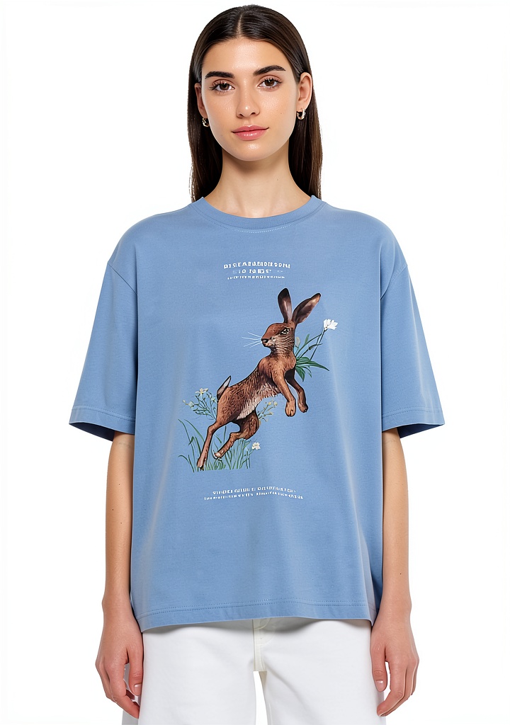Donna che indossa T-shirt Mamiye Brothers in ambiente casual
