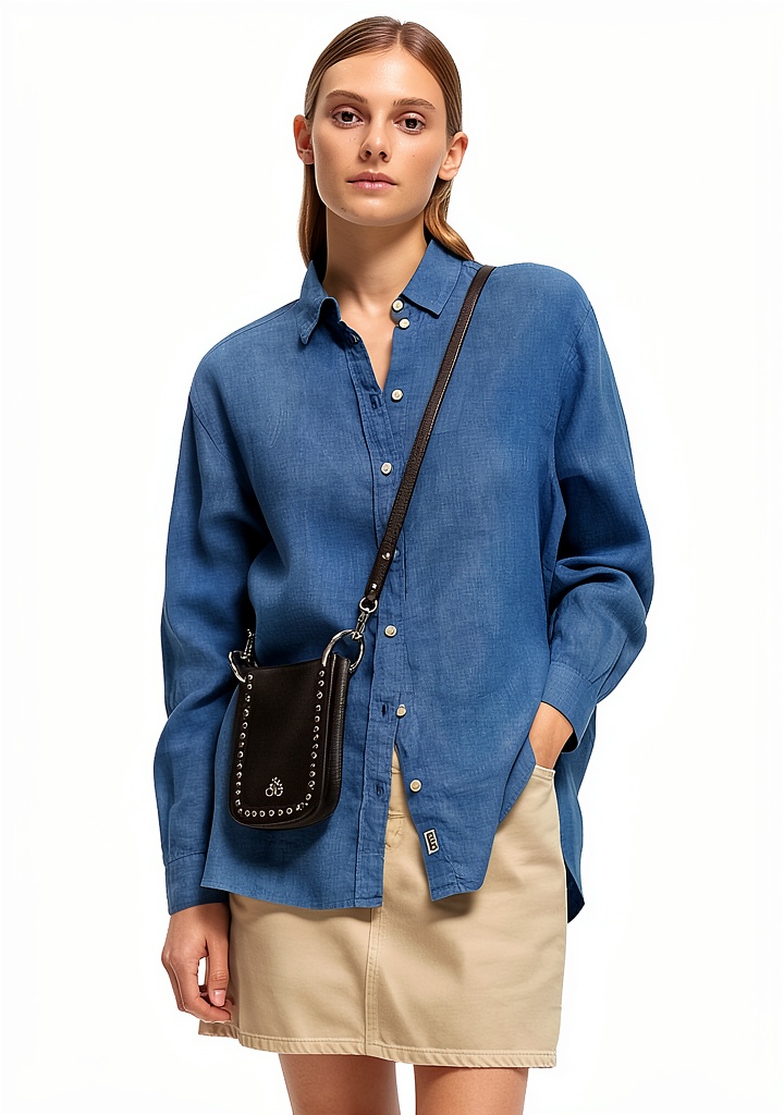 'Camicia SCOTCH SODA oversize blu indossata in un ambiente casual'