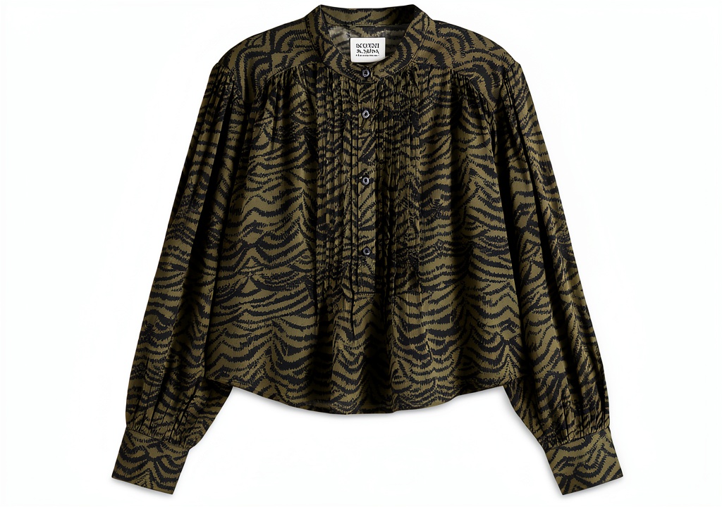 Donna che indossa la camicia Scotch Soda in un ambiente casual