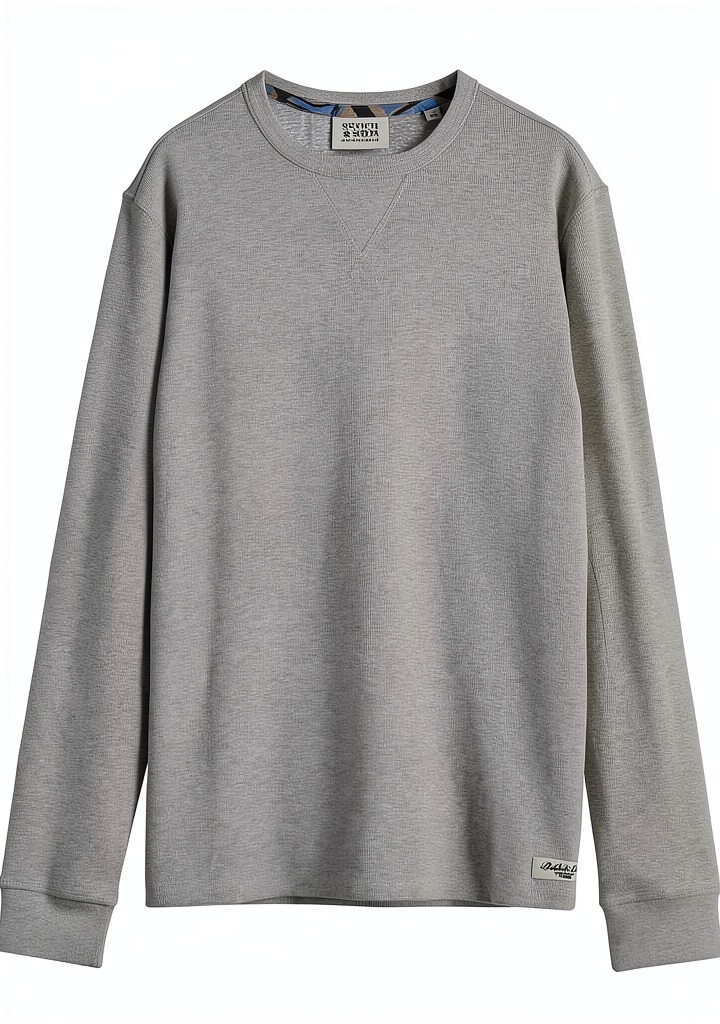 Modello che indossa la T-shirt Scotch Soda waffle in grigio melange in un ambiente urbano