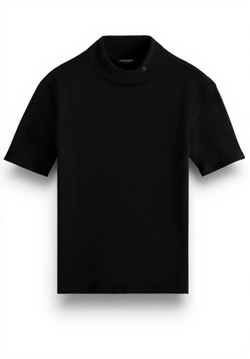 'Scotch Soda T-shirt donna indossata in un contesto urbano'