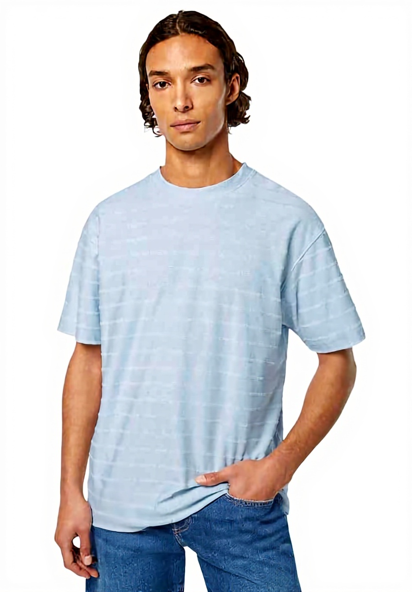 T-shirt Scotch Soda a righe indossata in un contesto urbano