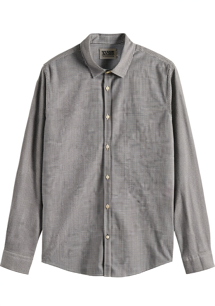 Camicia Scotch Soda Micro Check abbinata a una giacca blu e chino beige in un contesto d'ufficio informale