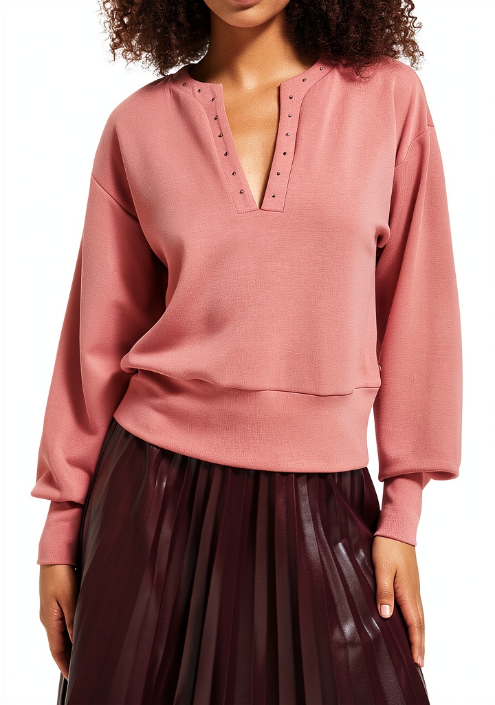 Donna che indossa la felpa Scotch Soda Dusty Rose con jeans in un contesto urbano casual